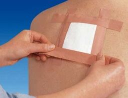 Χρήση θεραπευτικού επιθέματος για πόνους στην πλάτη